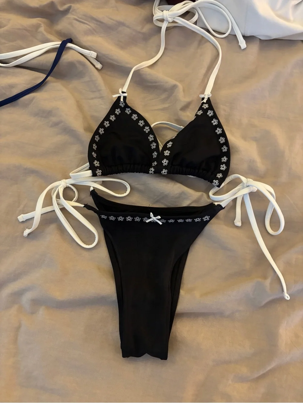PINK BY FRANKIES BIKINIS black with white flowers bikini set Small